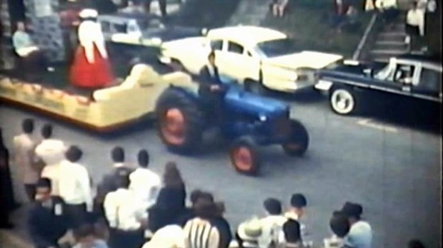 Normand DeLessard présente la parade sur la 2e avenue à Saint-Georges début des années 60