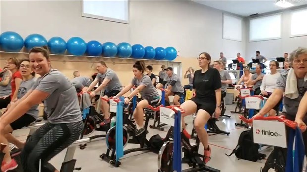 Les équipes pédalent au 7e Cardio-thon! 