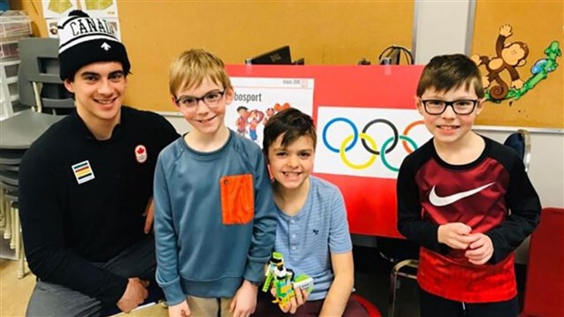 Eliot Grondin rend visite à des élèves de l'école Maribel