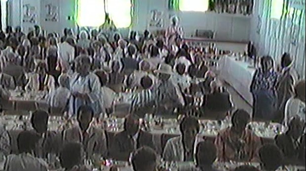 Normand DeLessard présente le souper du 100e anniversaire de l'Église Saint-Évariste-de-Forsyth en 1987