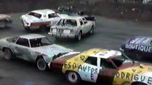 Normand DeLessard présente une course de démolition de Saint-Éphrem en 1990