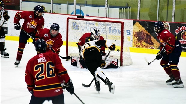 Les Chevaliers prennent une avance de 2-0 face au Phénix du collège Esther-Blondin