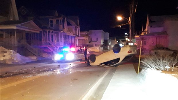 Une voiture percute un commerce à Vallée-Jonction