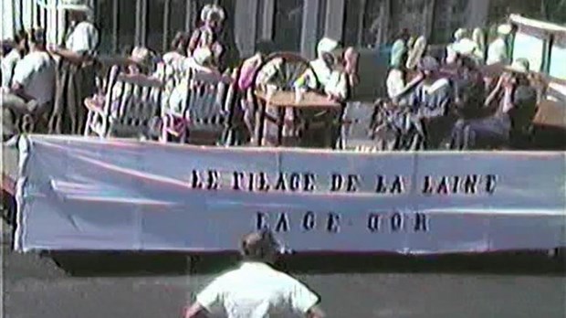 Normand De Lessard présente la parade du 100e anniversaire de l`église de Saint-Évariste-de-Forsyth en 1987