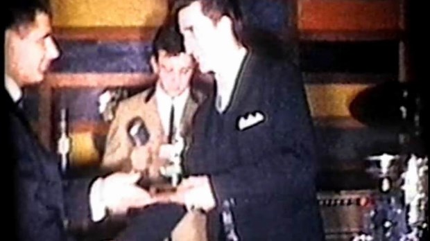 Normand De Lessard présente la remise de trophées hockey Manoir Chaudière - Début des années 60'