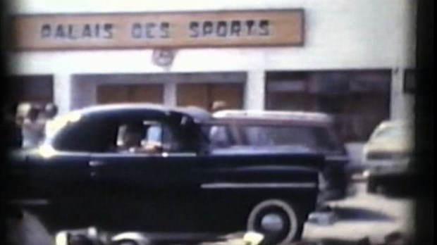 Normand De Lessard présente l'Exposition de voitures antiques au Palais des sports en 1977