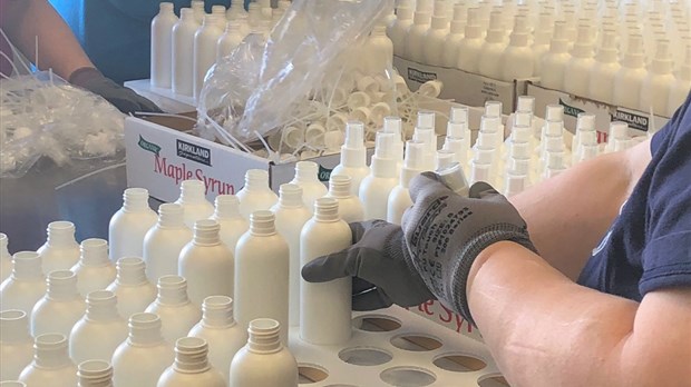 L'entreprise Dexterra produit 10 000 bouteilles de désinfectant à mains par jour