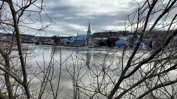 Vidéo: La rivière Chaudière fait frémir Beauceville en ce 3 avril!