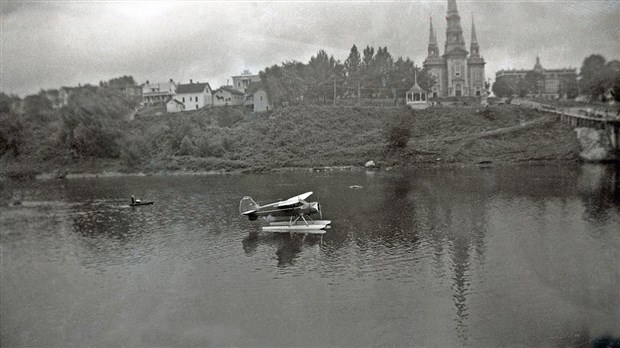 UN HYDRAVION PASSE EN-DESSOUS DU PONT DE FER