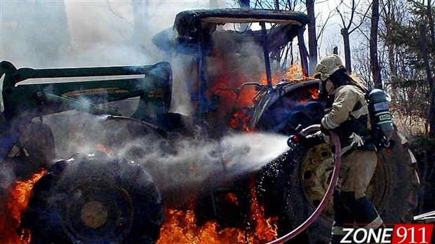 Un tracteur incendié et un accident de la route à Sainte-Marie