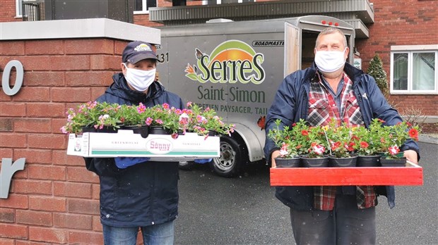 Un « cadeau fleuri » offert aux aînés par les Serres Saint-Simon
