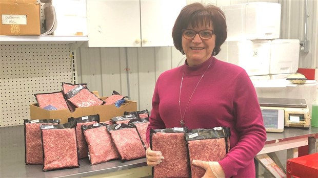 Les éleveurs de porcs de la Beauce donnent 2 000 $ de viande à Moisson Beauce