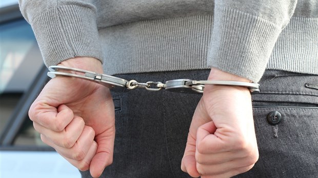 Deux personnes arrêtées pour vol dans un établissement scolaire