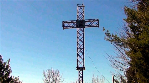 Normand De Lessard présente la croix de Beauceville