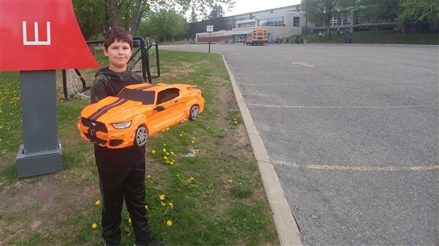 Une Mustang fabriquée par deux artistes de l'école des Deux-Rives 