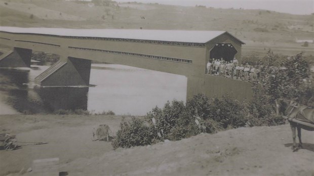 Normand De Lessard présente le pont couvert Perreault de Notre-Dame-des-Pins