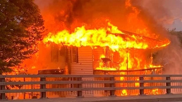 Un multi-logement en flamme sur la 123e Rue à Saint-Georges