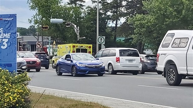 Collision de deux véhicules en face de la Caisse Desjardins