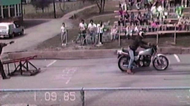 Normand De Lessard présente des tires de motos à Saint-Côme en 1985