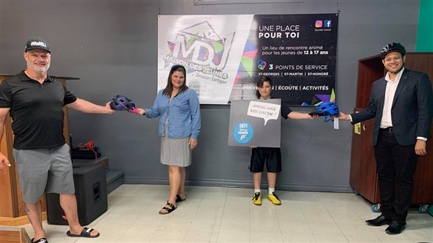 Distribution de casques de vélo à la Maison des Jeunes Beauce-Sartigan