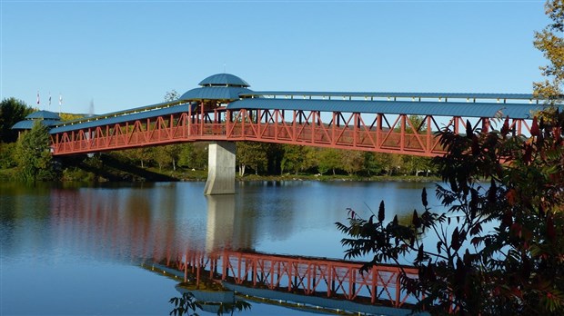Travaux de nettoyage de la passerelle de la Seigneurie
