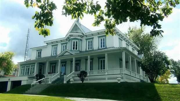 Normand DeLessard présente une visite du presbytère de Saint-Georges-de-Beauce