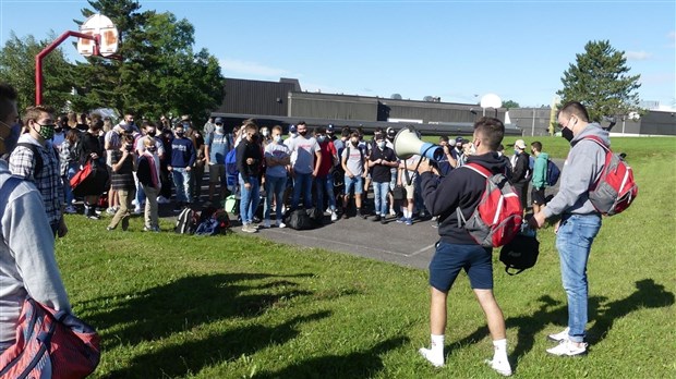 200 étudiants ont protesté contre l'absence de sports interscolaires