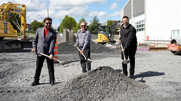 Première pelletée de terre pour le nouveau Centre municipal des loisirs de Saint-Zacharie