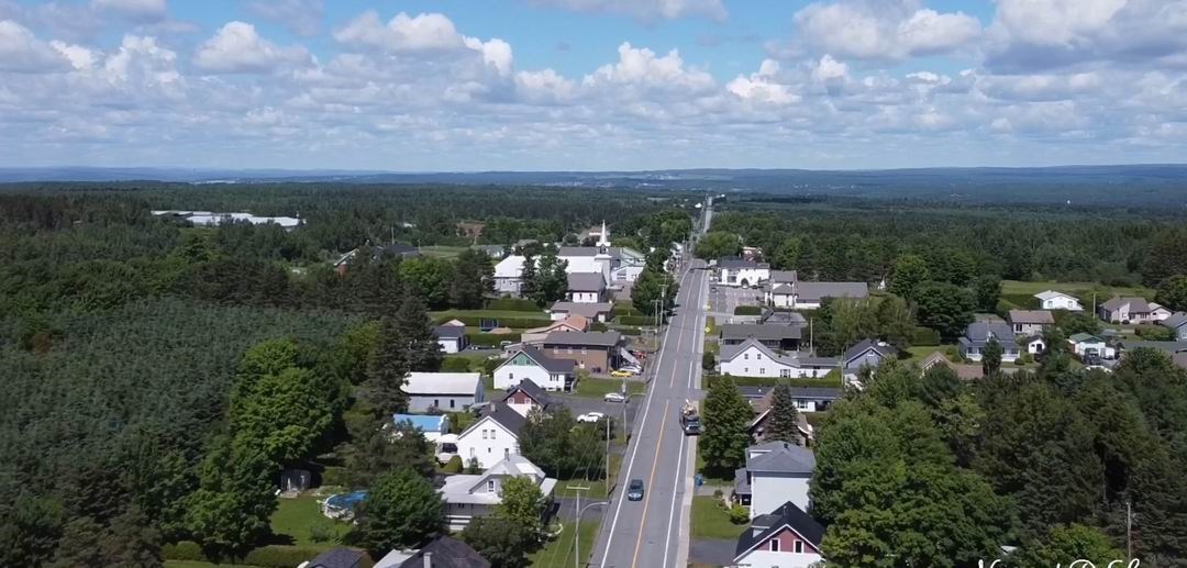 Normand DeLessard présente une vue aérienne de SaintJeandelaLande