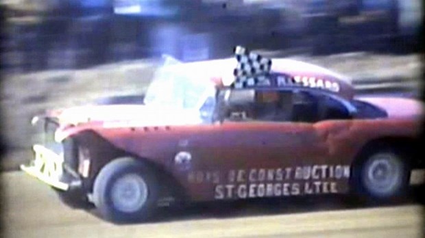 Normand DeLessard présente des souvenirs de stock car en Beauce