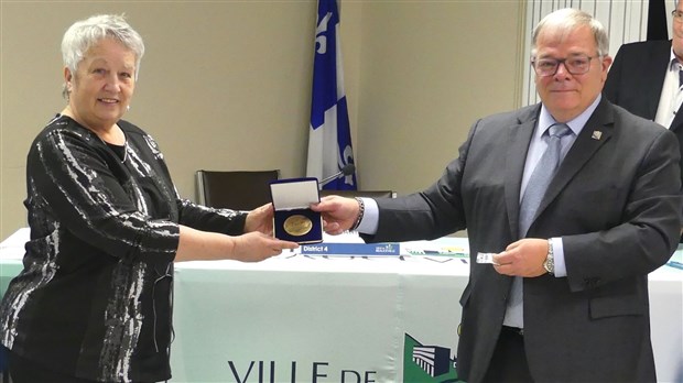 La médaille de l'Assemblée nationale remise à Madeleine Poulin