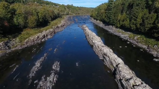 Normand DeLessard présente les Rapides du diable de Beauceville vues du ciel