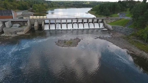 Normand DeLessard présente une vue aérienne du barrage Sartigan 