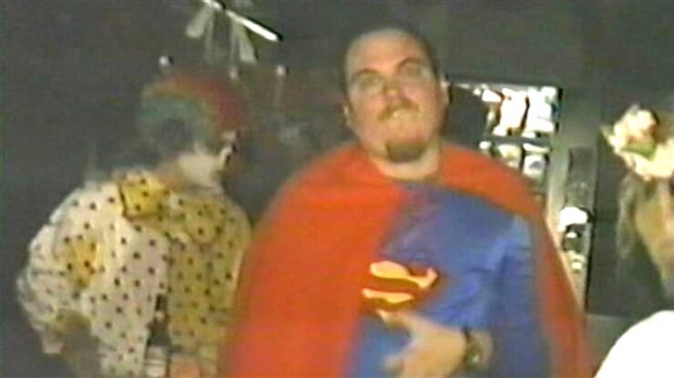 Normand DeLessard présente une soirée d'Halloween au disco-bar Le Frédéric en 1998