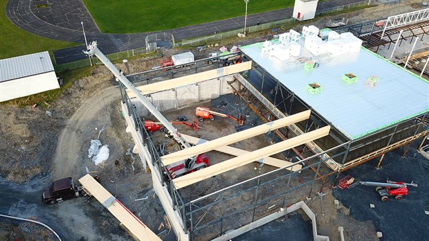 Livraison des poutres lamellées collées au Complexe multisport