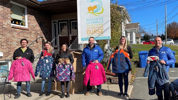 Don de 75 manteaux d'hiver pour des enfants de la Beauce