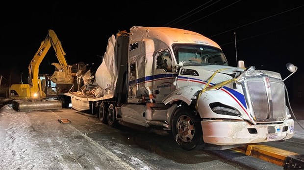 Camion renversé: la route 108 fermée pendant près de 10 heures