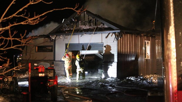 Un garage ravagé par les flammes à Saint-Elzéar