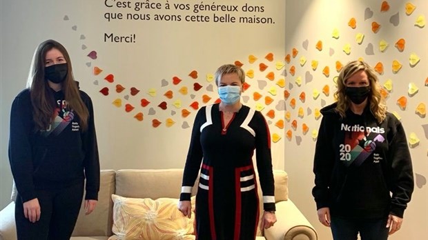 De jeunes athlètes de volleyball remettent 1 510$ à la Fondation Catherine de Longpré