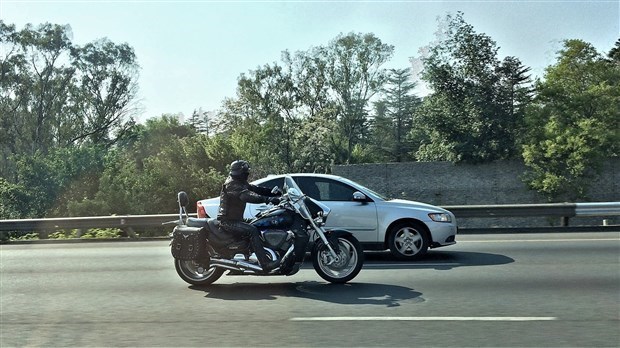 Autos et motos : gardez vos distances, avise la SQ