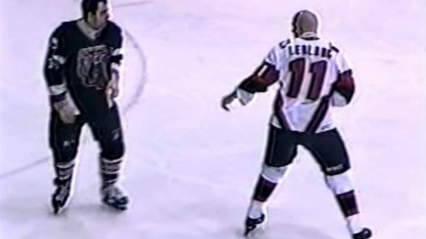 Normand DeLessard présente les meilleurs combats du club de hockey le Garaga