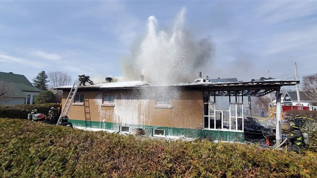 Une résidence gravement endommagée par les flammes