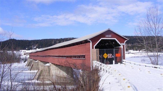 Groupe Canam verse 50 000 $ pour la réfection du pont couvert Perrault