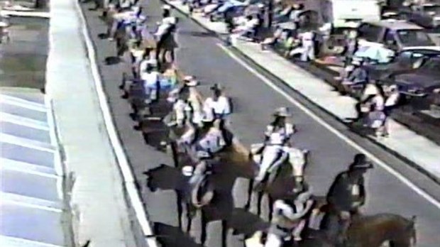 Normand DeLessard présente la parade du Festival Western de Saint-Victor en 1989