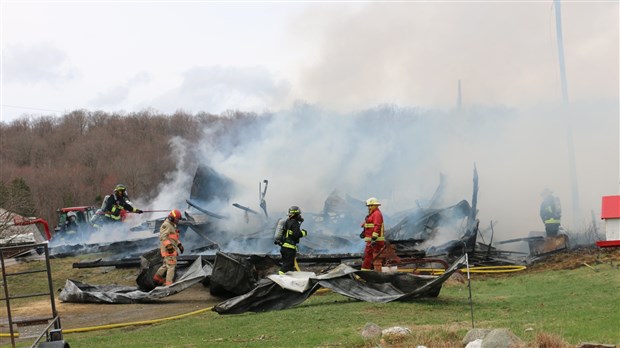 Un garage résidentiel détruit par les flammes 