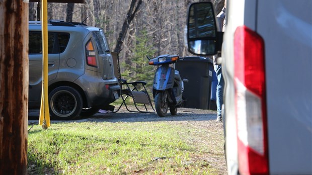 Une jeune femme chute en scooter