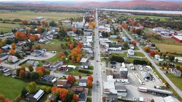 Normand DeLessard présente une vue aérienne de Lambton