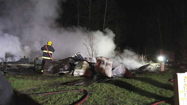 Feu de cabane à sucre à Sainte-Clotilde