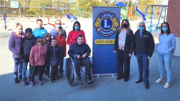 Le Club Lions de Saint-Georges donne un fauteuil roulant