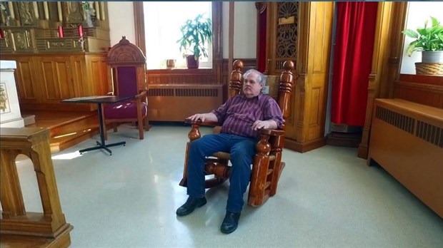 Normand DeLessard présente les souvenirs de la chaise berçante du curé Dionne